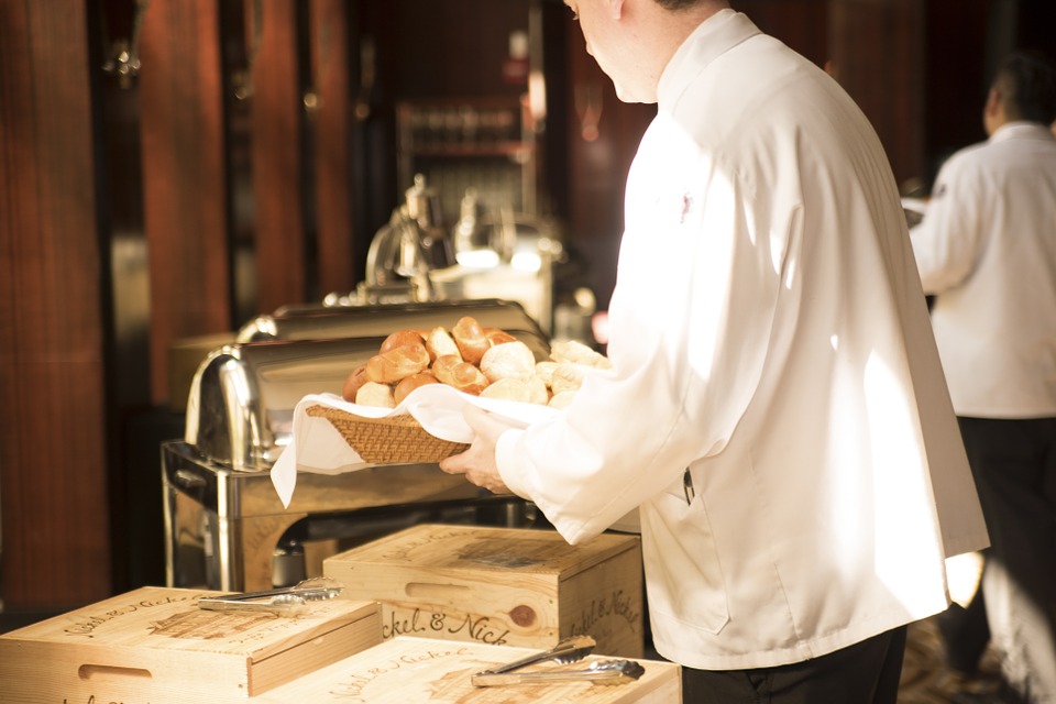 waiter-492872_960_720.jpg