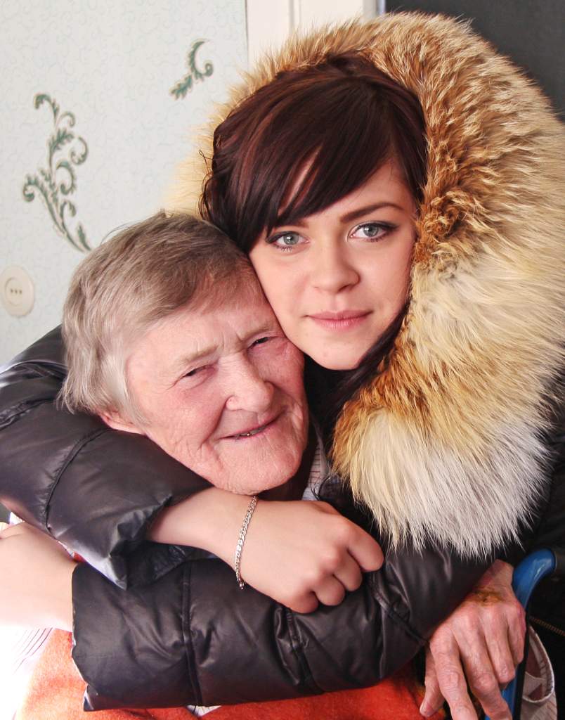 галина погорелова с правнучкой Викой_2013 год.jpg