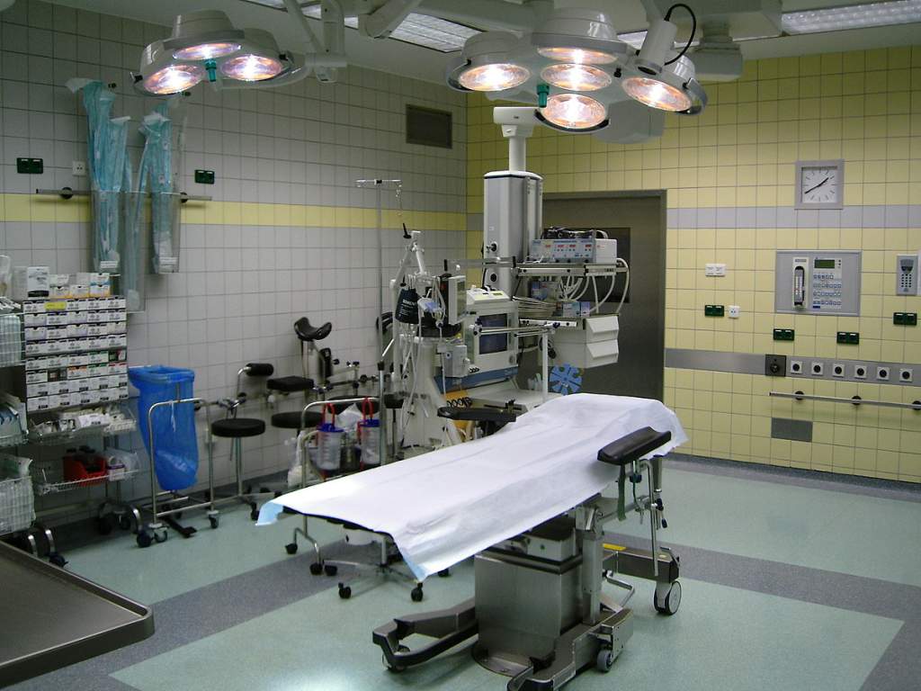 1200px-Moderner_Operationssaal.jpg