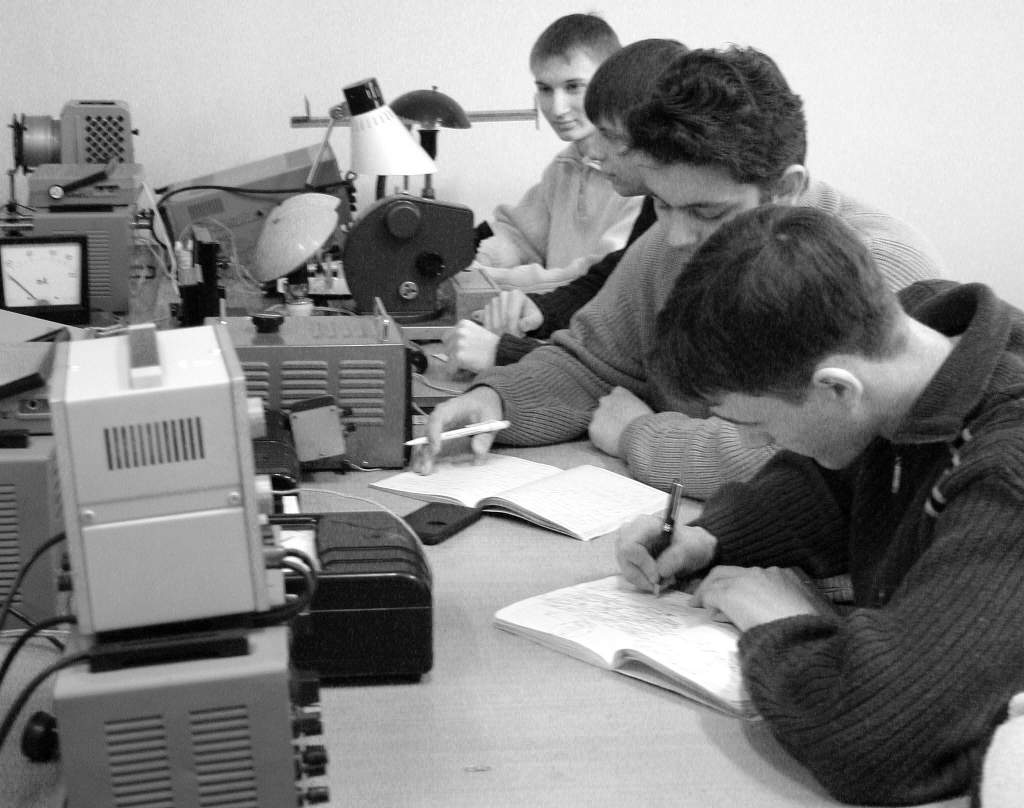 1980-ые гг. В лаборатории кафедры общей физики..JPG