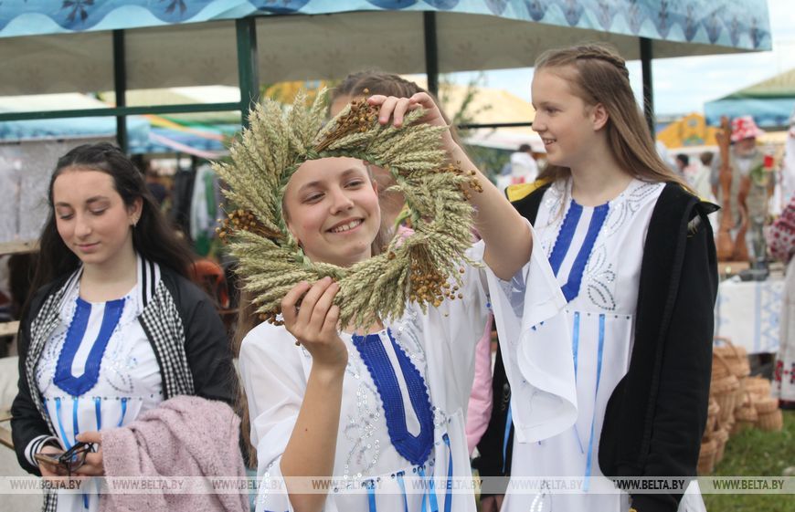 21819504-Bolee-200-masterov-iz-raznyx-stran-predstavljajut-svoi-izdelija-na-prazdnike-Kupalje-v-Aleksandrii_result_result.jpg