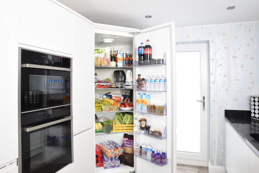 fridge-3475996_1920.jpg