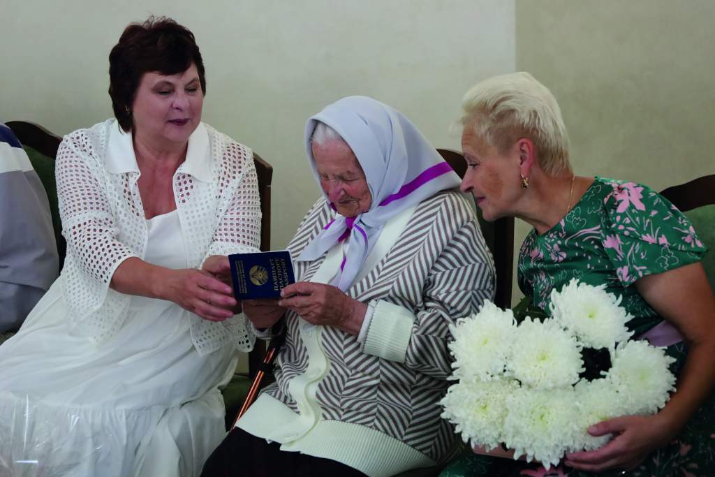 Вера Картавик с новым паспортом.jpg