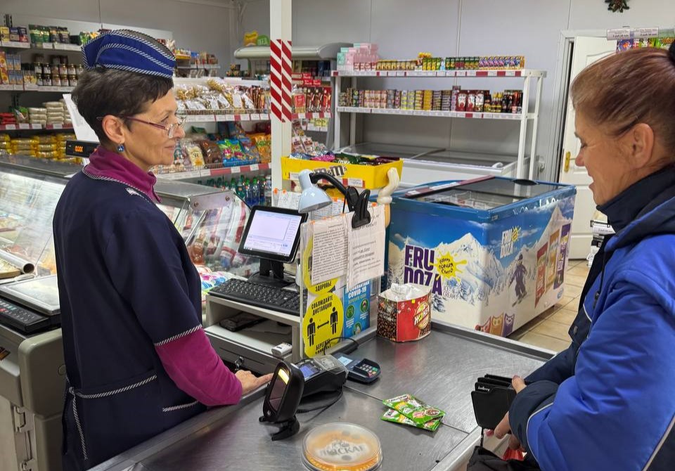 женщина что-то покупает.jpg