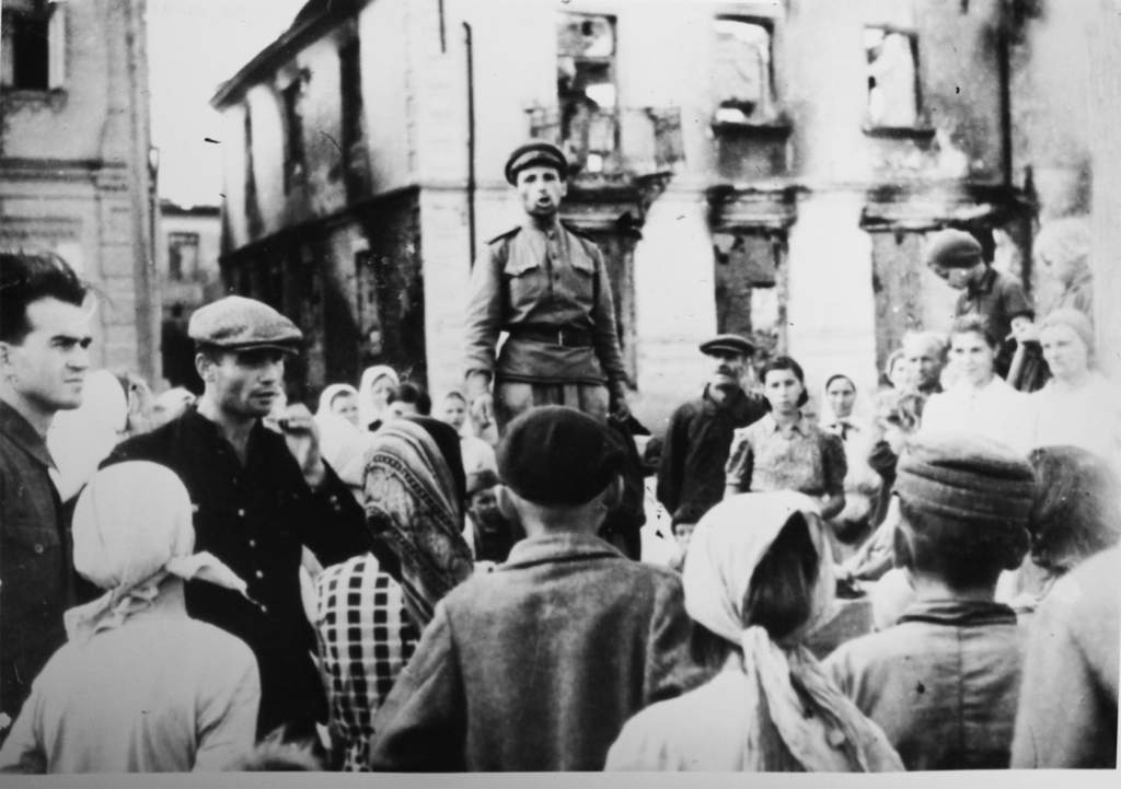 митинг в слониме 1944 г..jpg