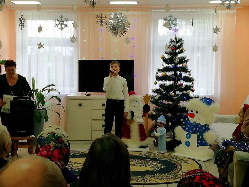 5 Волонтеры ГУО Козловщинская СШ Дятловского раойна пожилые отделения.jpg
