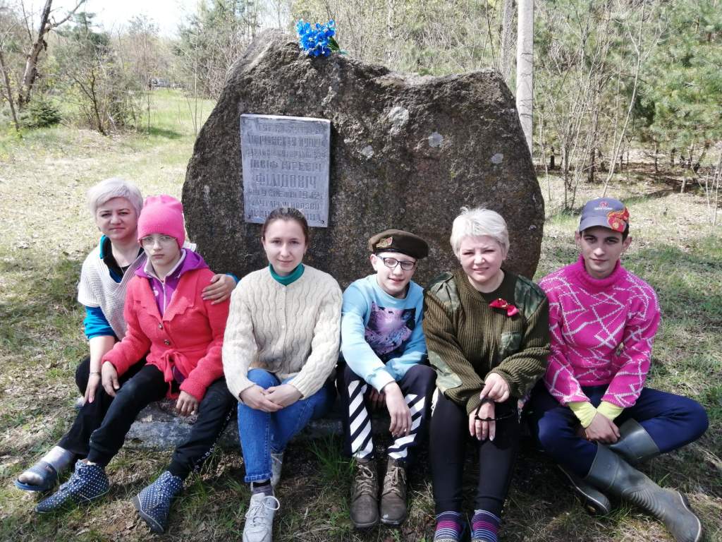 наследники-потомки у камня на хуторе Филидовича.jpg