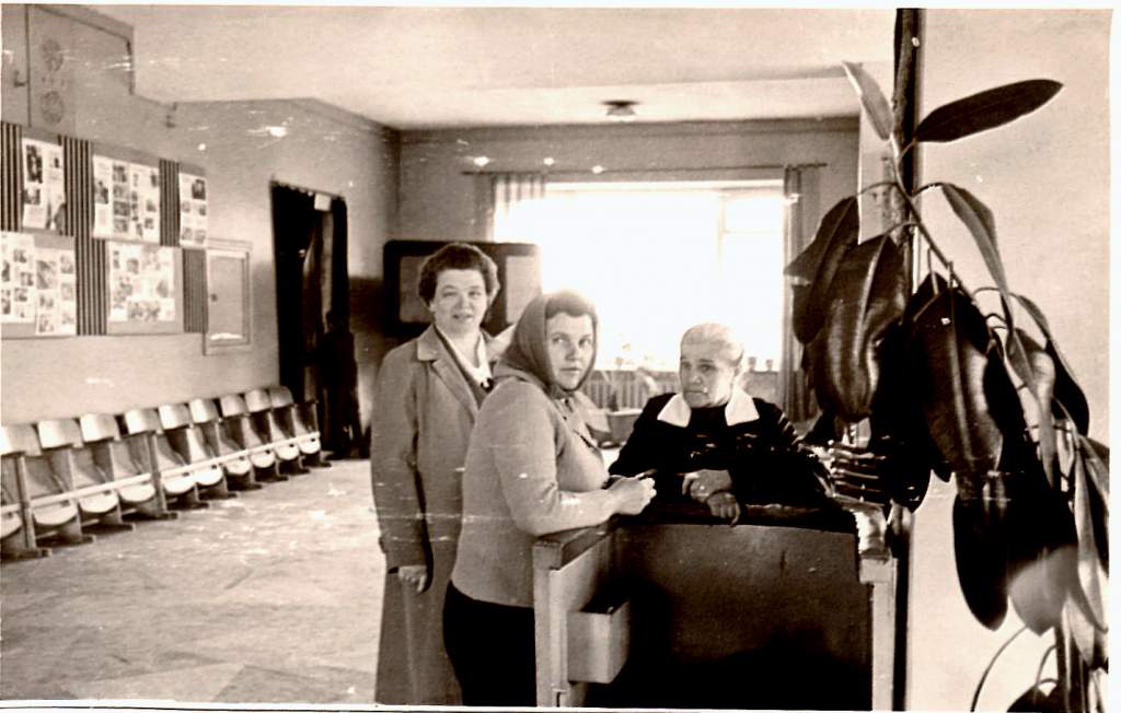 На контроле в кинотеатре КОСМОС (нач. 70-х годов).jpg