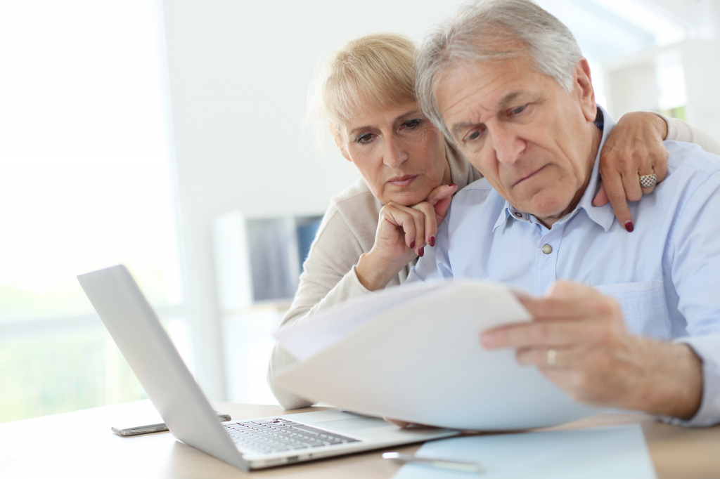 Couple-planning-finances-for-retirement.jpg