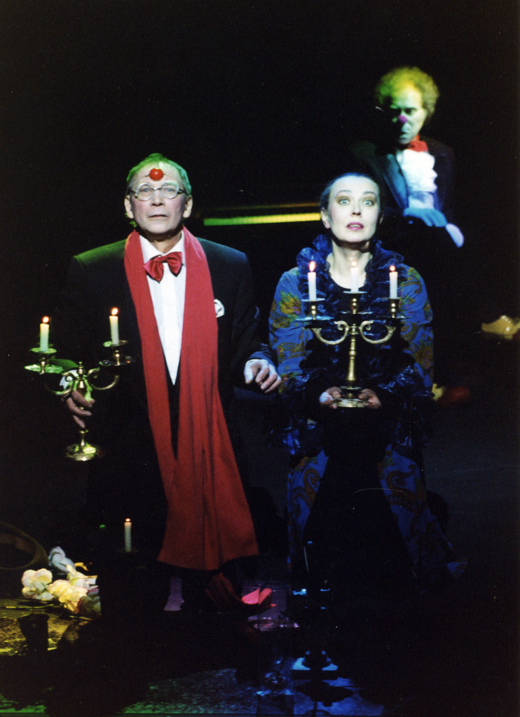 Обезьянка в детском манеже,2002.jpg