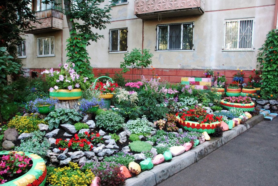 1648446537_1-bigfoto-name-p-idei-klumb-i-tsvetnikov-u-podezda-dizain-1.jpg
