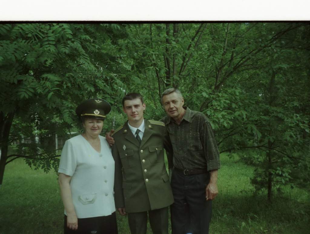юный летчик жмакин с родителями (1).jpg