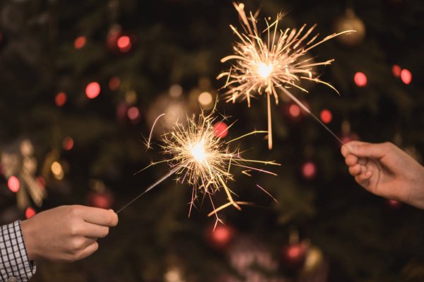 depositphotos_164696474-stock-photo-hands-holding-sparklers.jpg