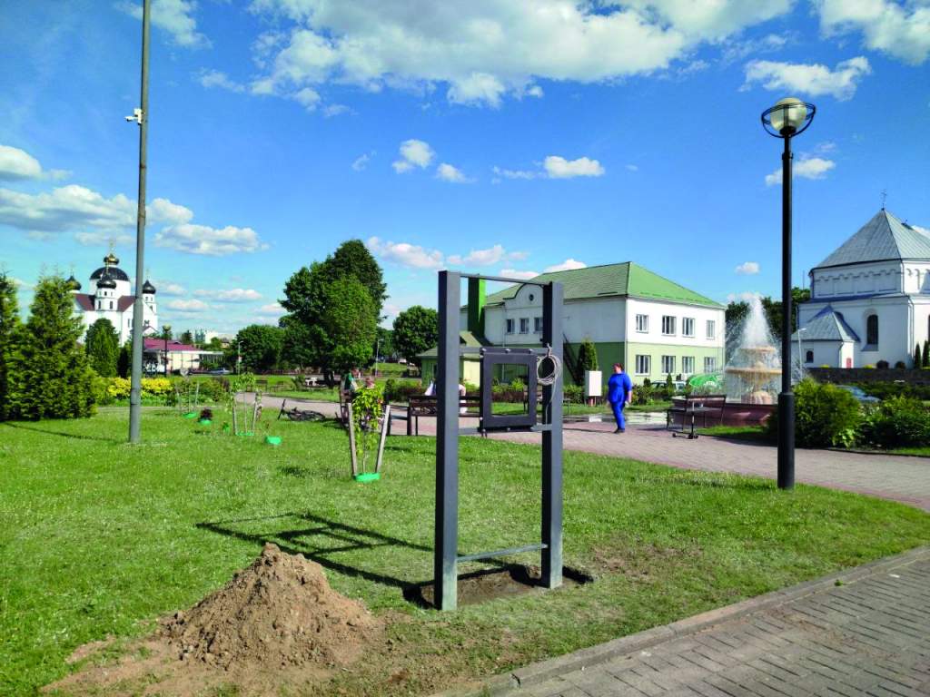 Основание для будущей интерактивной панели уже смонтировано рядом с городским фонтаном.jpg