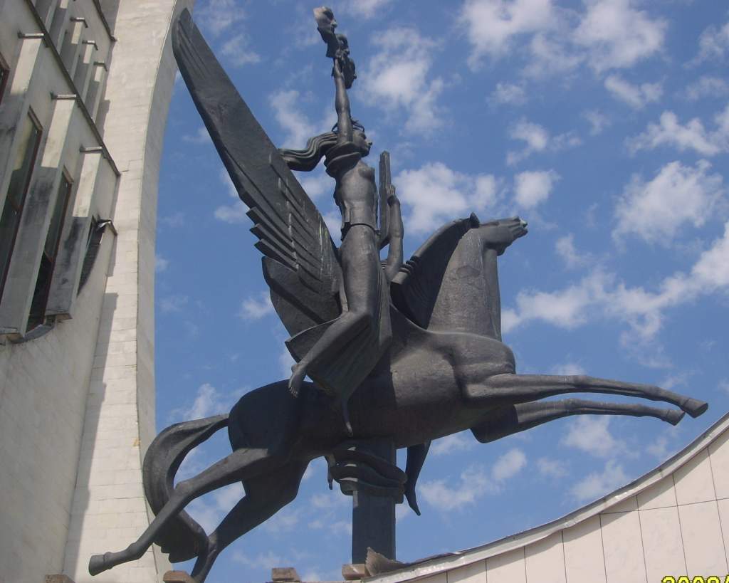 29 Скульптура над уваходам у тэатр..JPG