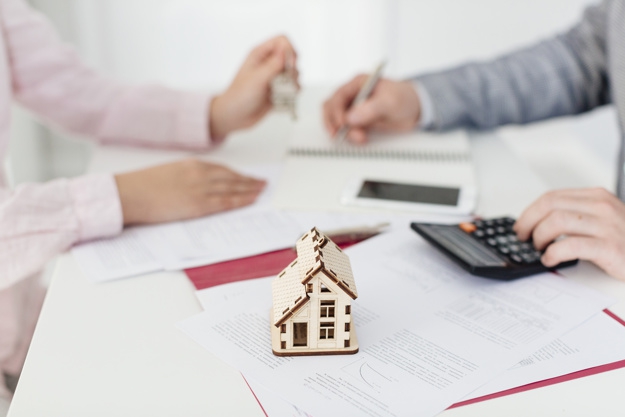 b_NEG_realtorandclientinoffice_232147737916.jpg