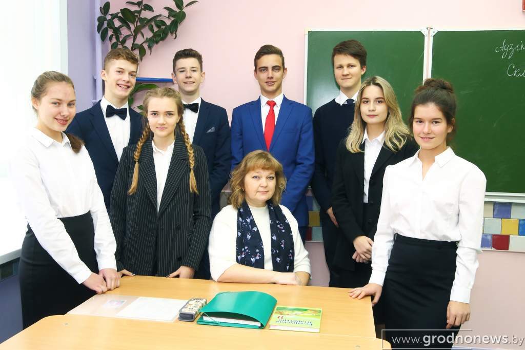 Учитель белорусского языка Ирина Мелешко с десятиклассниками_1.JPG