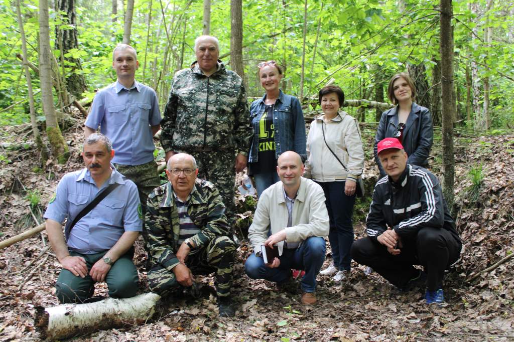 группа на месте партизанского госпиталя.JPG