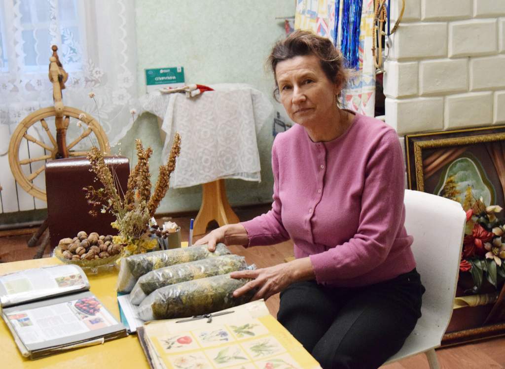 светлана в родительском доме с альбомами отца (2).JPG