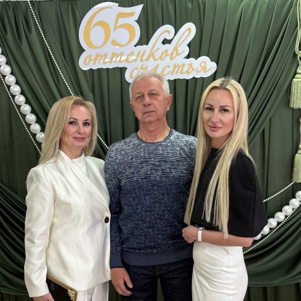 ЛС с мужем и дочерью.jpg
