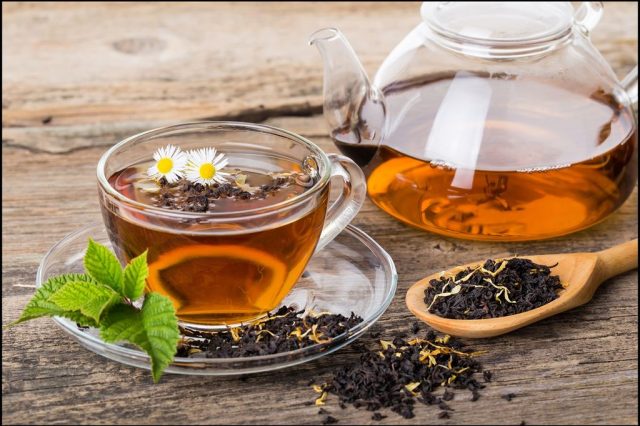 Black-tea-composition-with-mint-leaf-on-wooden-palette-640x426.jpg