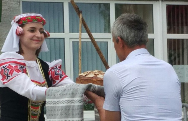 Na-ruchnikah-rasshyityih-peunyami-hleb-sol-padnosim-dlya-gastsey-1.jpg