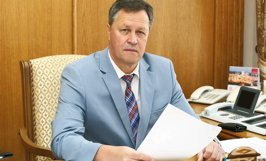 Развитие лыжного спорта, благоустройство населенных пунктов и ремонт дорог. Какие вопросы задавали на прямой телефонной линии управляющему делами Гродненского облисполкома Игорю Попову