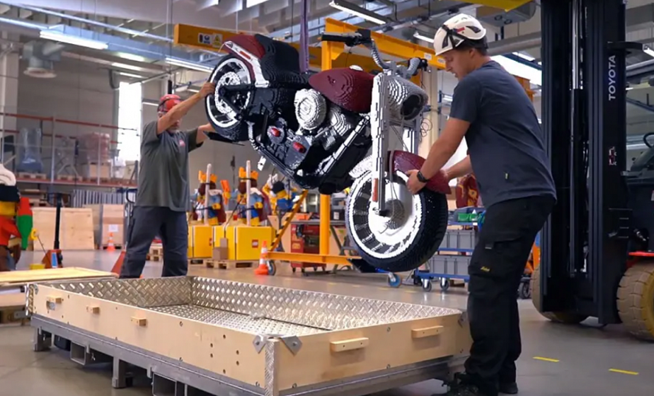Из 69 тысяч кубиков Lego сделали полноразмерную модель Harley Davidson