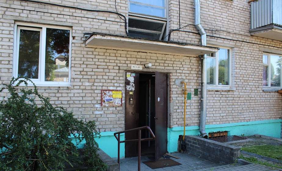 Жители дома по улице Кирова в Лиде забили тревогу: сосед превратил квартиру в помойку, а по подъезду поползли тараканы. Как найти выход из ситуации?