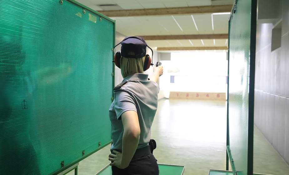 Свыше 30 участников и сотни зачетных выстрелов. В Гродно прошел чемпионат Государственного комитета судебных экспертиз Беларуси по стрельбе из табельного оружия