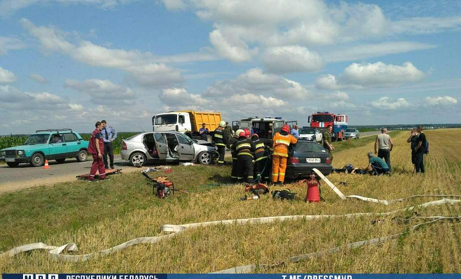 В деревне под Слонимом столкнулись два автомобиля: среди пострадавших – дети 