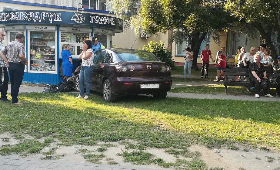 В Гродно автомобиль въехал в киоск: пострадала 6-летняя девочка