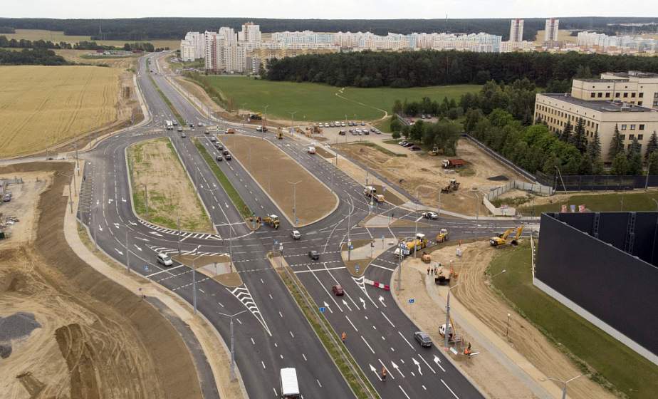 Сегодня  около Тriniti настраивают контактную сеть
