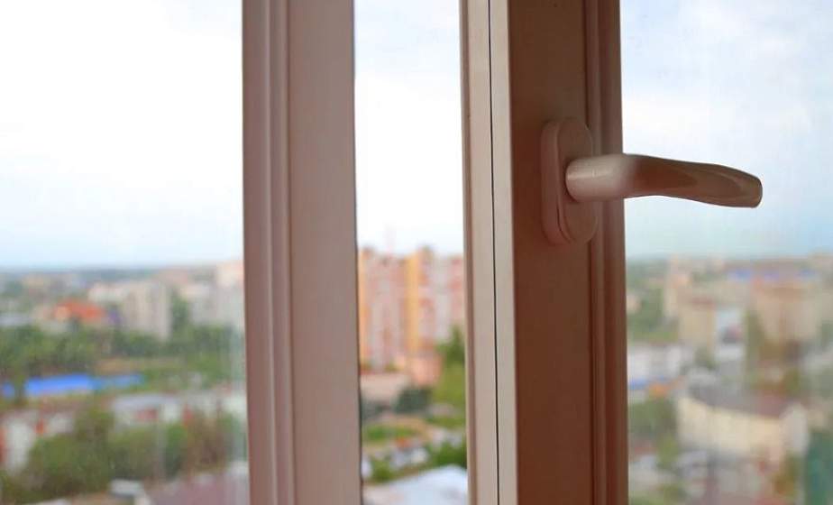 В Березовке молодой человек выпал из окна третьего этажа 