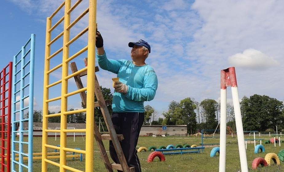 К новому учебному году в Голынке на Зельвенщине обновляют школьный стадион  