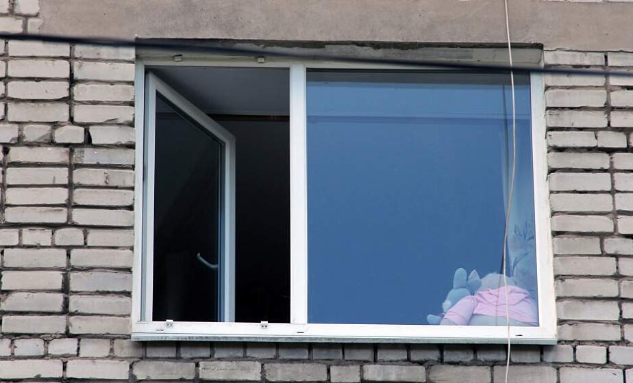 Следователи устанавливают обстоятельства падения малолетнего мальчика из окна жилого дома в Гродно