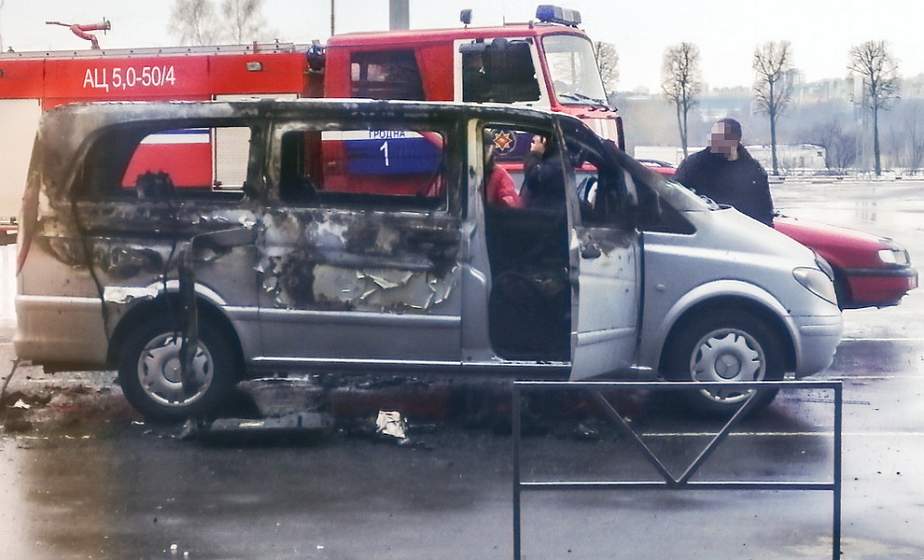 Видеофакт: на парковке "Материка" сгорел Mercedes Viano 