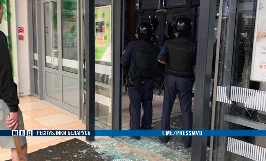 Ночью 18-летний брестчанин топором громил гипермаркет
