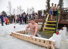 Крещенские купания прошли в Вертелишках. Видеосъемка над водой и под водой