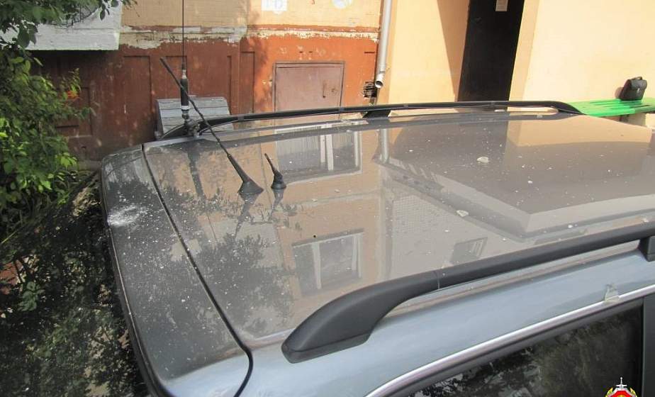 В Гродно мужчина поцарапал чужой автомобиль стеклянной бутылкой