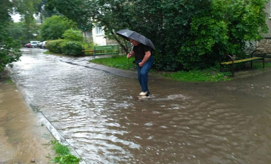 Фотофакт: сильный утренний ливень подтопил улицы Гродно 