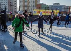 В Гродно школьные катки пользуются большой популярностью. Всегда  многолюдно во дворе СШ №38 (видео)