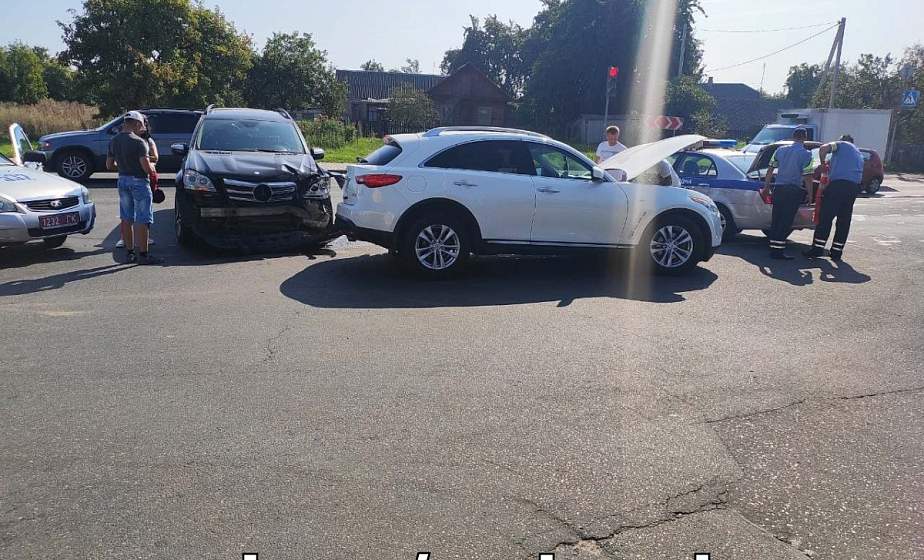 Серьезное ДТП в Гродно: на перекрестке столкнулись "Мерседес" и "Инфинити"