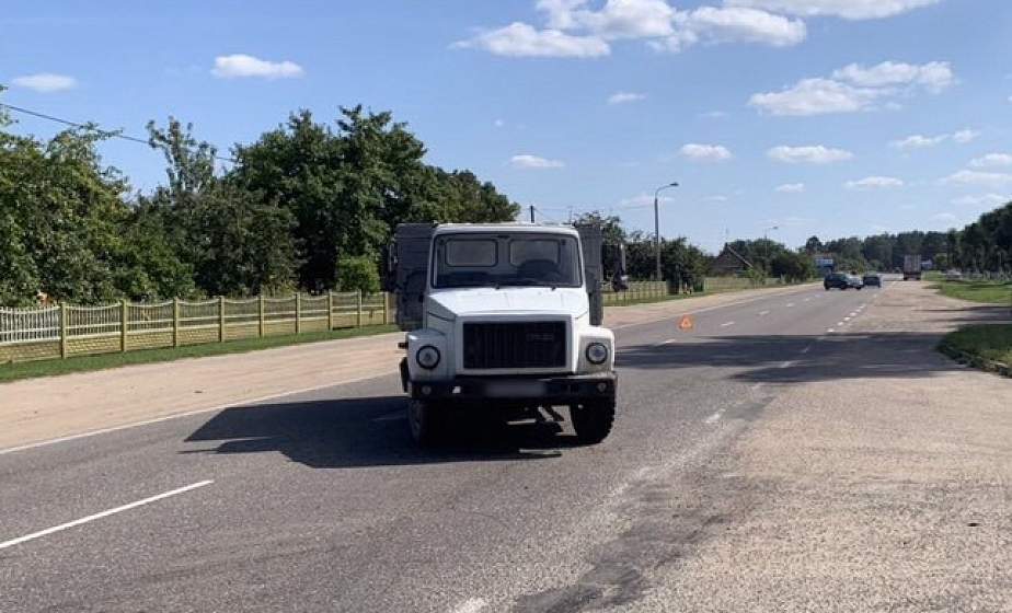 Обгон не удался. В деревне под Лидой столкнулись грузовик и мотоцикл  