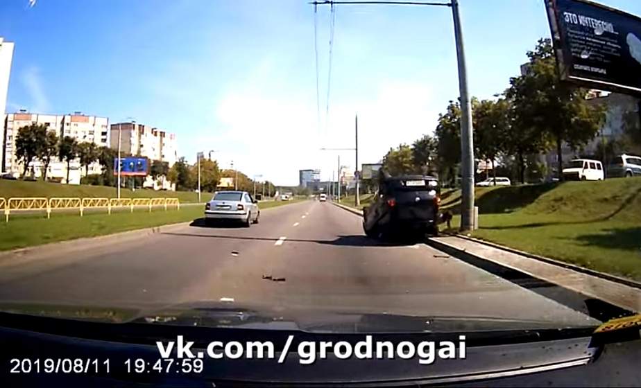  В Гродно столкнулись два автомобиля: один из них перевернулся на крышу (+видео)
