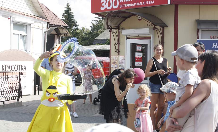 Каталіся на поні, малявалі на асфальце і елі салодкую вату. Як адзначалі Дзень пісьменства самыя маленькія госці (+відэа) 