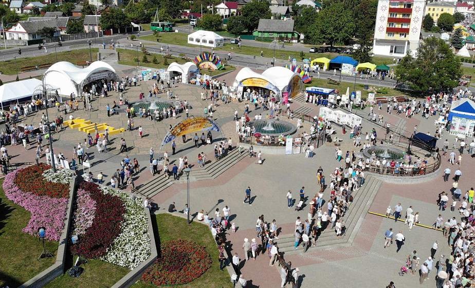 Фотофакт: Слоним с высоты птичьего полета в День белорусской письменности 