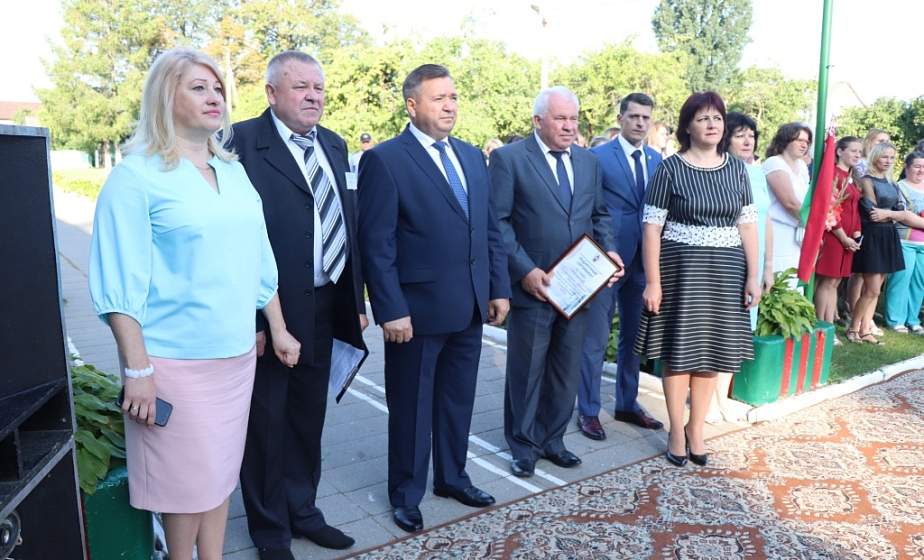 Министр природных ресурсов и охраны окружающей среды Беларуси вручил подарки первоклассникам из Трабской средней школы  