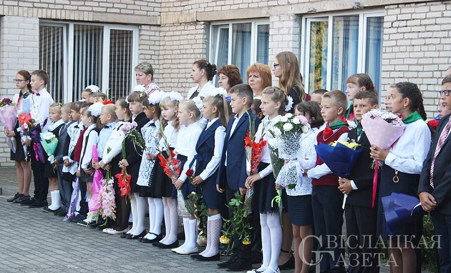 "Школа запоминается навсегда. Это самое прекрасное время". Прокурор Гродненской области Виктор Корзун посетил линейку в агрогородке Хоневичи
