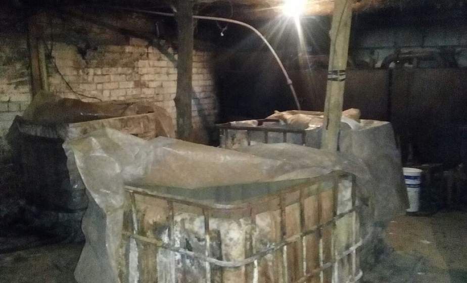 В Сморгонском районе мужчина изготовил 1700 литров браги на ферме, где  работает
